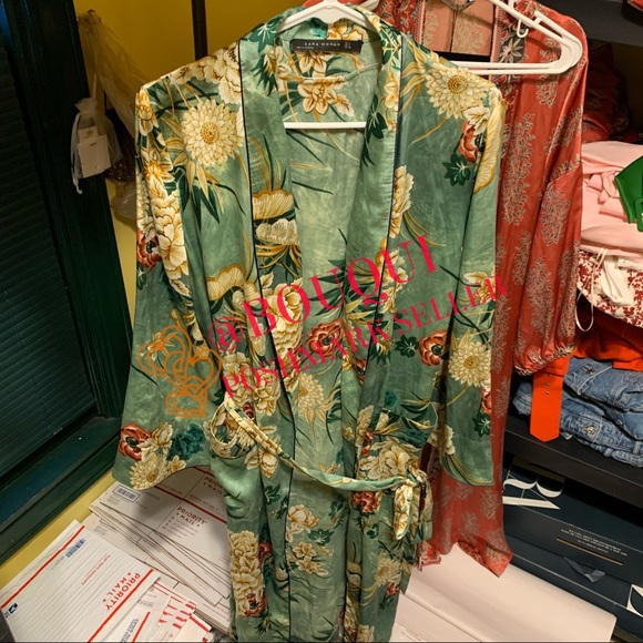 BLOGGERS FAV ZARA FLORAL BELTED GREEN KIMONO - Picture 3 of 9